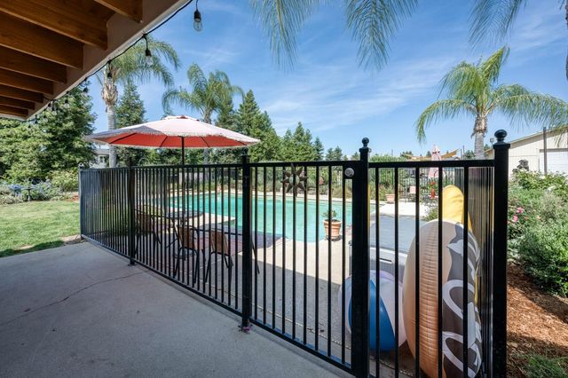 9198 N Fowler Avenue, Clovis, CA 93619