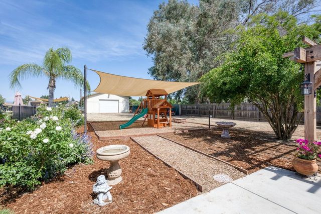 9198 N Fowler Avenue, Clovis, CA 93619