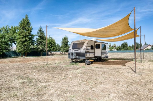 9198 N Fowler Avenue, Clovis, CA 93619