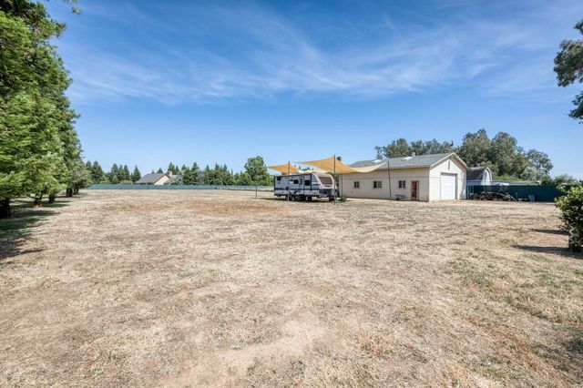 9198 N Fowler Avenue, Clovis, CA 93619