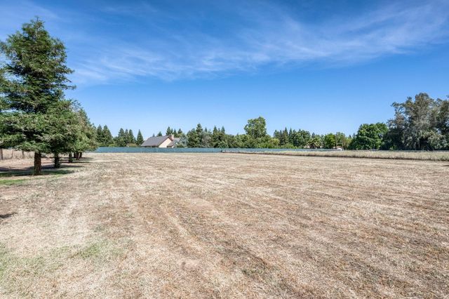 9198 N Fowler Avenue, Clovis, CA 93619