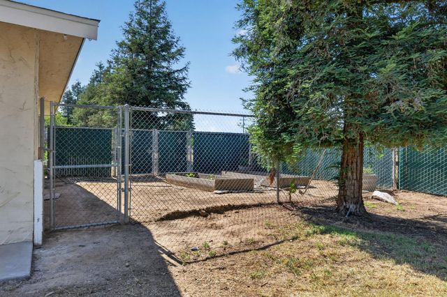 9198 N Fowler Avenue, Clovis, CA 93619