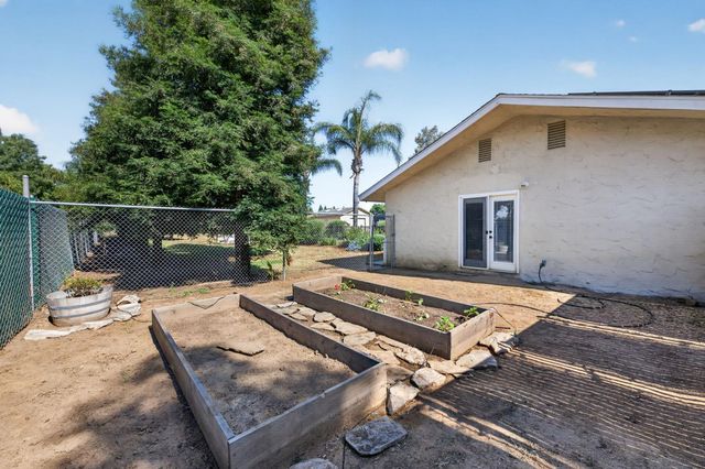 9198 N Fowler Avenue, Clovis, CA 93619