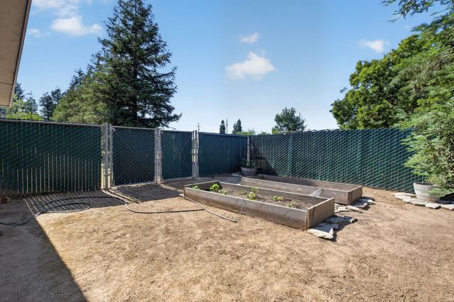 9198 N Fowler Avenue, Clovis, CA 93619