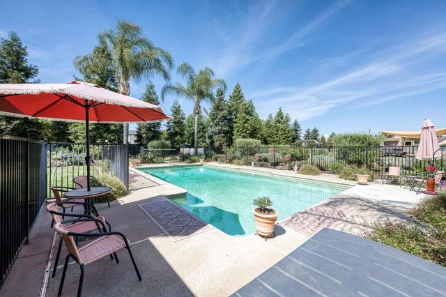 9198 N Fowler Avenue, Clovis, CA 93619