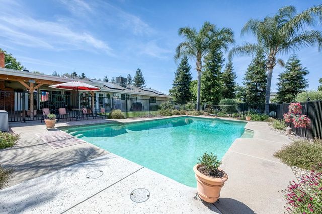 9198 N Fowler Avenue, Clovis, CA 93619