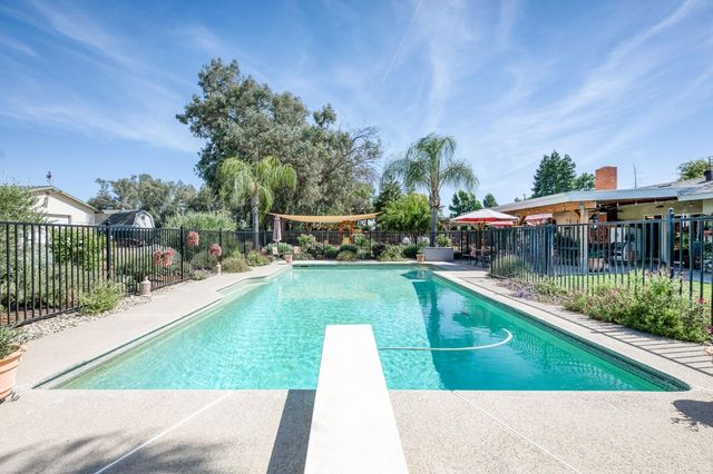 9198 N Fowler Avenue, Clovis, CA 93619