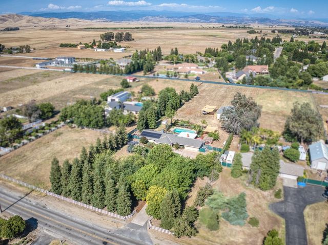 9198 N Fowler Avenue, Clovis, CA 93619