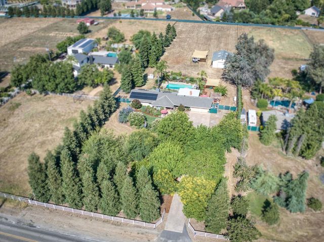 9198 N Fowler Avenue, Clovis, CA 93619