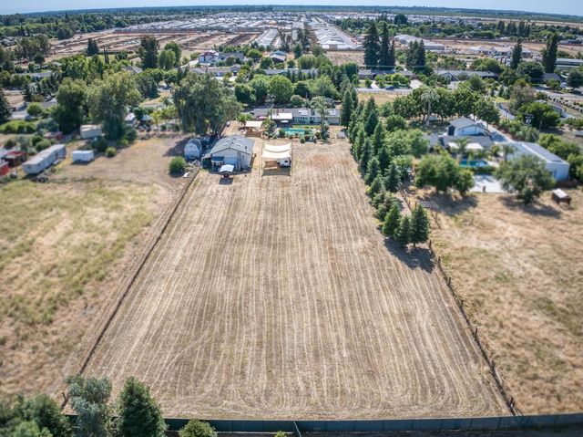 9198 N Fowler Avenue, Clovis, CA 93619