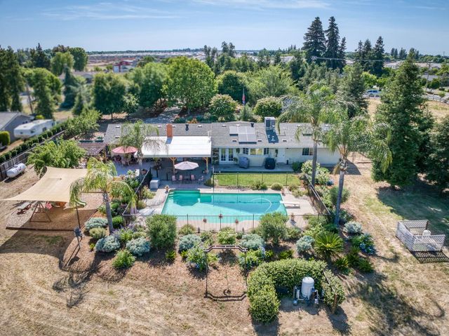 9198 N Fowler Avenue, Clovis, CA 93619