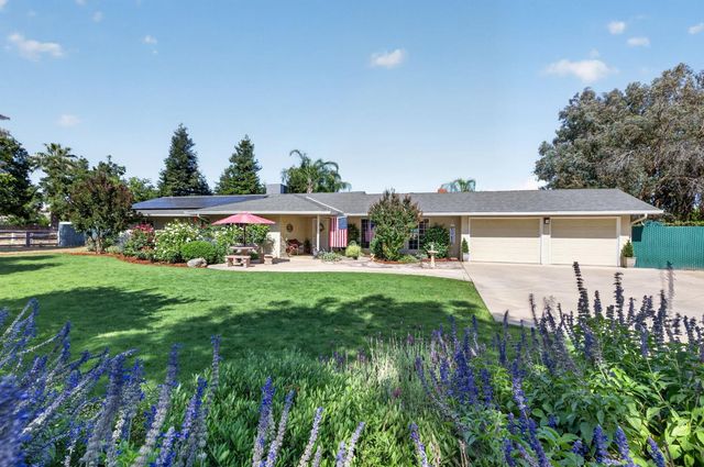9198 N Fowler Avenue, Clovis, CA 93619