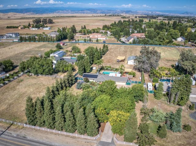 9198 N Fowler Avenue, Clovis, CA 93619
