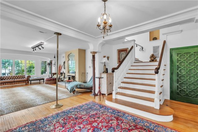 2275 Vasanta, Los Angeles, CA 90068