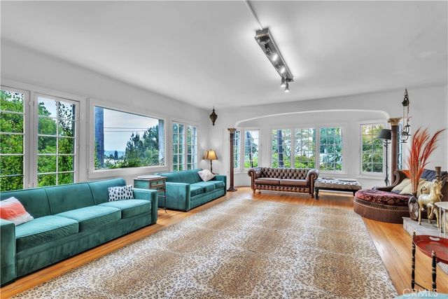 2275 Vasanta, Los Angeles, CA 90068