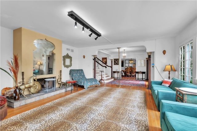 2275 Vasanta, Los Angeles, CA 90068