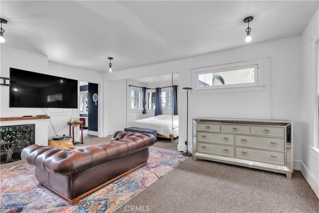 2275 Vasanta, Los Angeles, CA 90068
