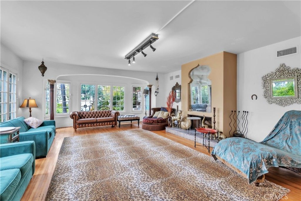 2275 Vasanta, Los Angeles, CA 90068