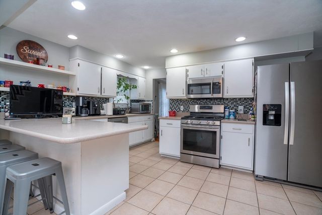 3 Winnegance Ave, Peabody, MA 01960