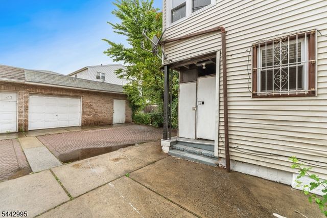 334 Pine St, Elizabeth City, NJ 07206