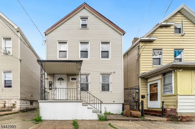 334 Pine St, Elizabeth City, NJ 07206