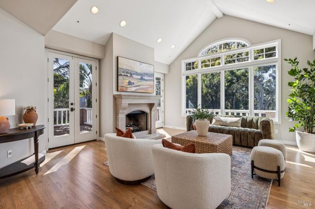 99 Deer Park Ave, San Rafael, CA 94901