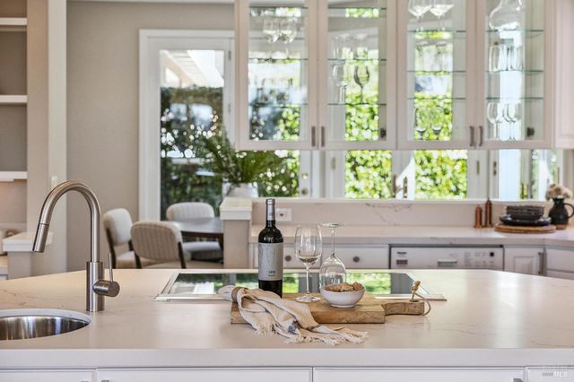 99 Deer Park Ave, San Rafael, CA 94901