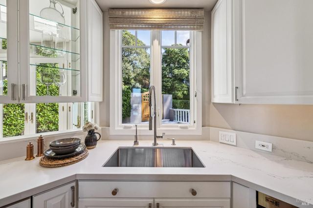 99 Deer Park Ave, San Rafael, CA 94901