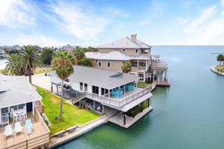 4208 E Bayside Way, Jamaica Beach, TX 77554