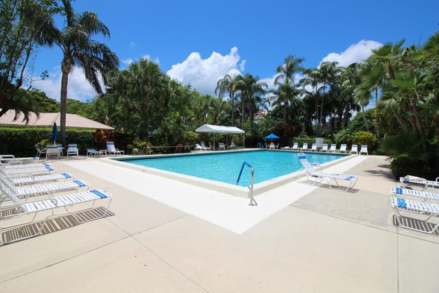 806 CYPRESS GROVE Lane 303, Pompano Beach, FL 33069