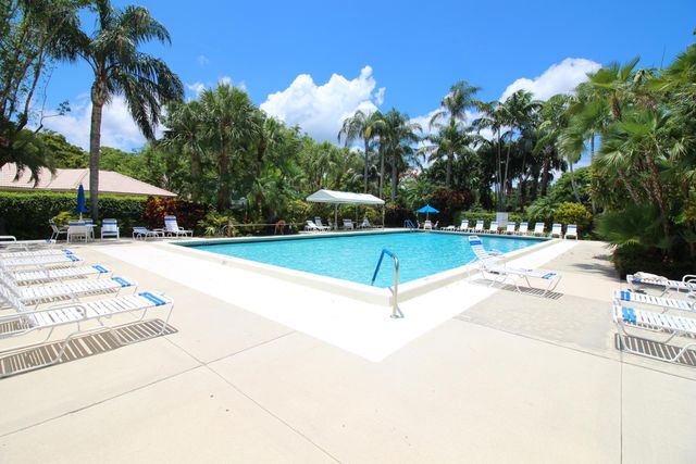 806 CYPRESS GROVE Lane 303, Pompano Beach, FL 33069