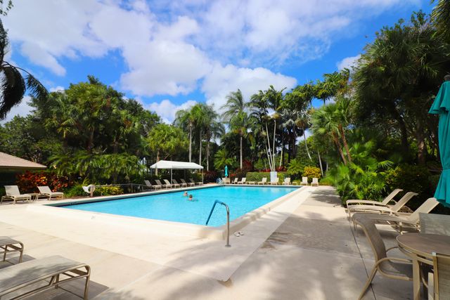 806 CYPRESS GROVE Lane 303, Pompano Beach, FL 33069