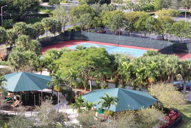 806 CYPRESS GROVE Lane 303, Pompano Beach, FL 33069