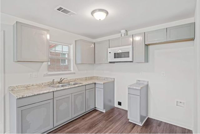 1917 TAHITI LN, Memphis, TN 38117