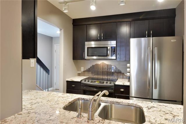 869 Forest Trace Drive B, Chesterfield, MO 63017