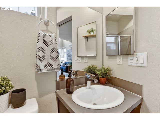 4309 Se DIVISION St B, Portland, OR 97206