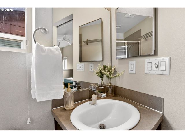 4309 Se DIVISION St B, Portland, OR 97206