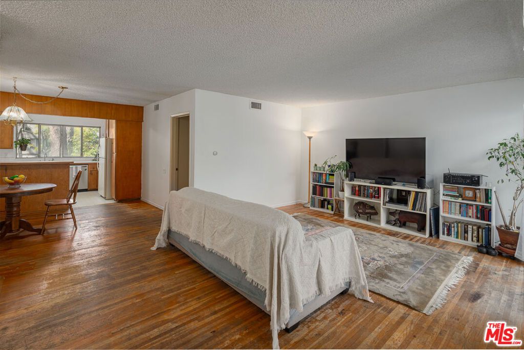 Image 2 of property listing at 4353 Colfax Avenue 34, Los Angeles, CA 91604
