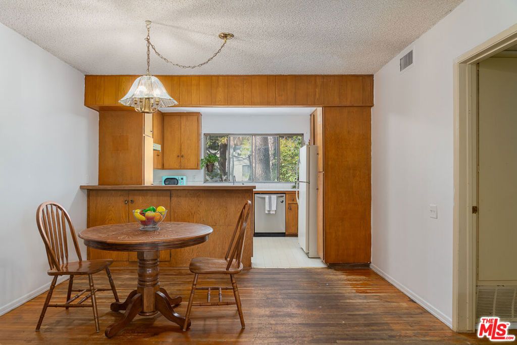Image 4 of property listing at 4353 Colfax Avenue 34, Los Angeles, CA 91604