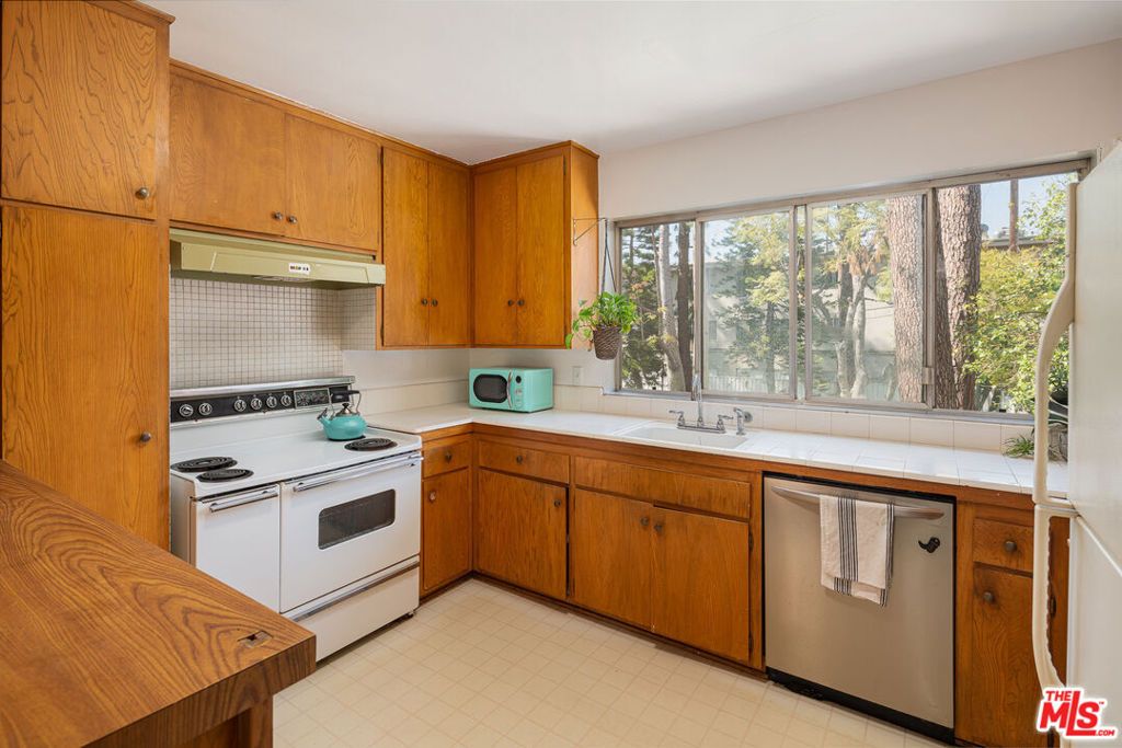 Image 5 of property listing at 4353 Colfax Avenue 34, Los Angeles, CA 91604