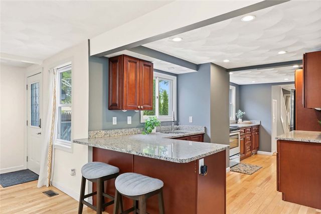 40 Boyce Avenue, Barrington, RI 02806