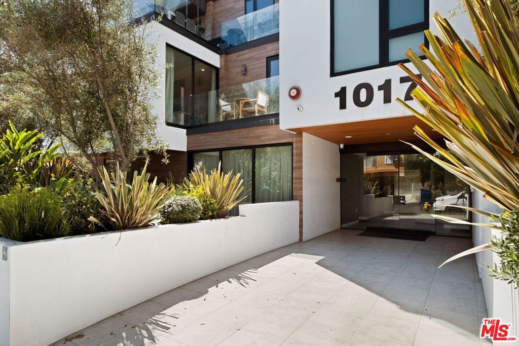 1017 N Croft PH01, Los Angeles, CA 90069 — photo 2