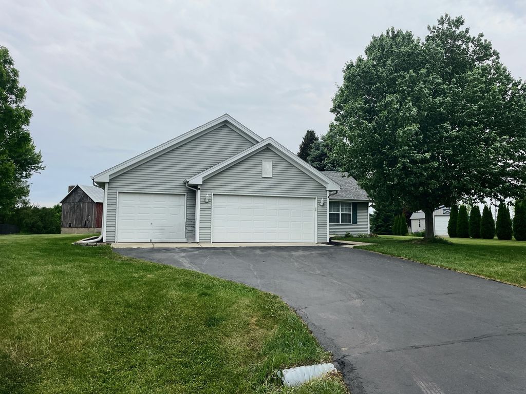 6760 N Summit Drive, Byron, IL 61010