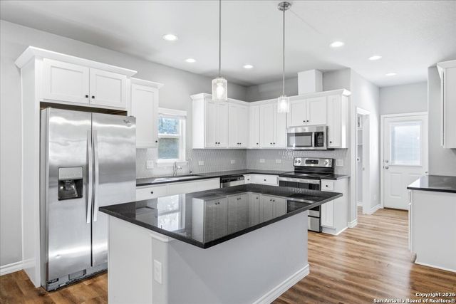 1608 Skyline, Canyon Lake, TX 78133