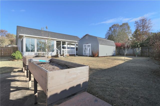 1325 N Genoa Avenue, Fayetteville, AR 72704