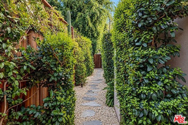 8513 Walnut Drive, Los Angeles, CA 90046