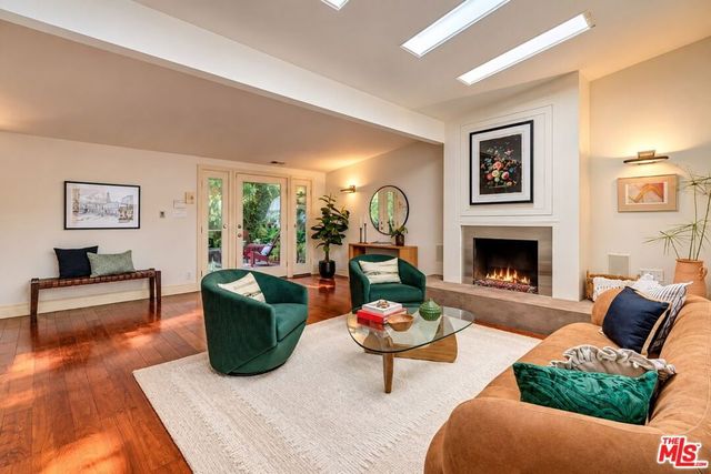 8513 Walnut Drive, Los Angeles, CA 90046