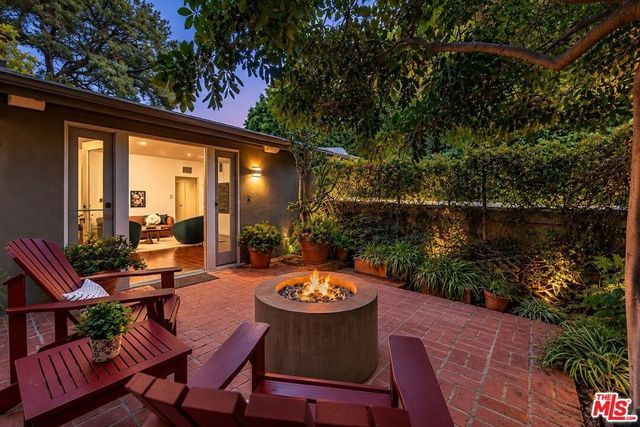 8513 Walnut Drive, Los Angeles, CA 90046