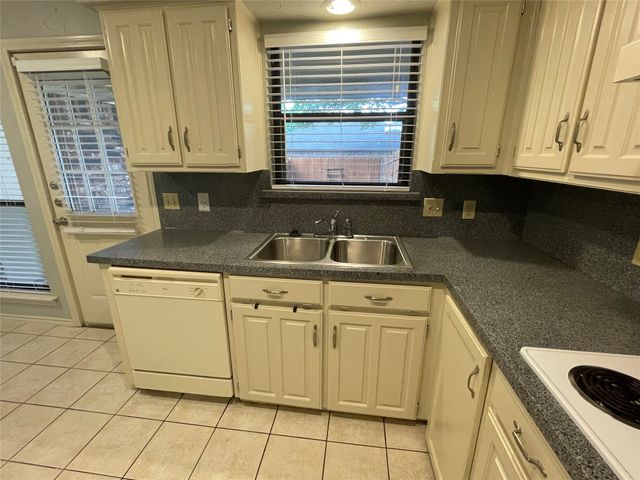 2705 Cummings Drive, Bedford, TX 76021