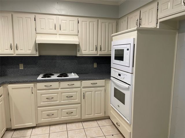 2705 Cummings Drive, Bedford, TX 76021